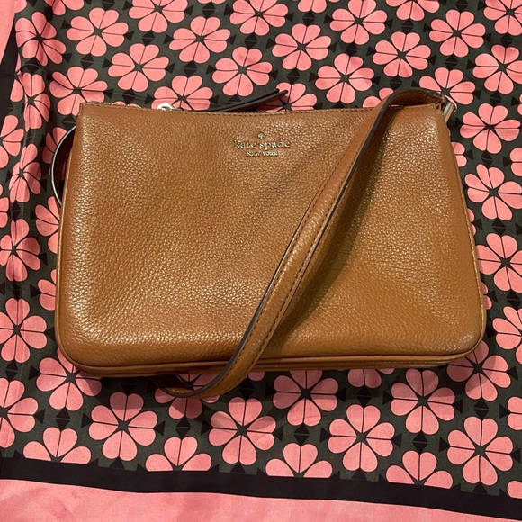 kate spade Handbags - Kate Spade Leila Triple Gusset Crossbody 😍